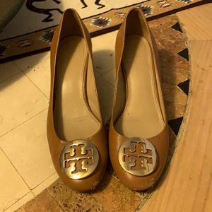 Tori Burch Logo Medallion Pumps 7.5/ Tan